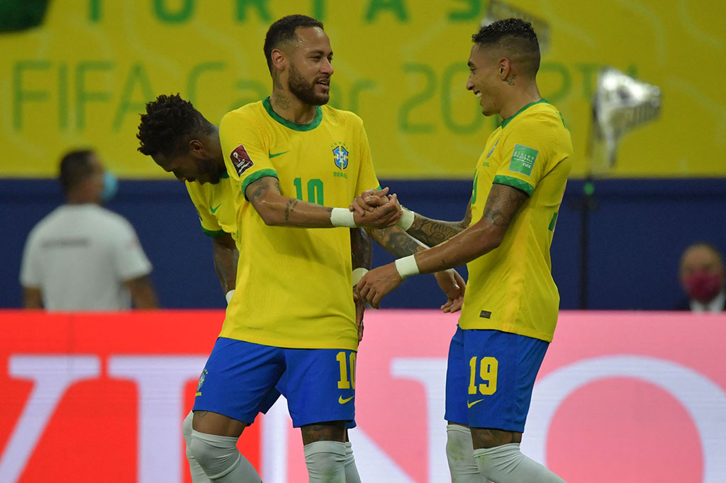 Delapan menit berselang, Brasil menambah keunggulan lewat gol Raphinha setelah memanfaatkan bola muntah sepakan Neymar yang diblok kiper lawan. Kedudukan berubah menjadi 2-0.