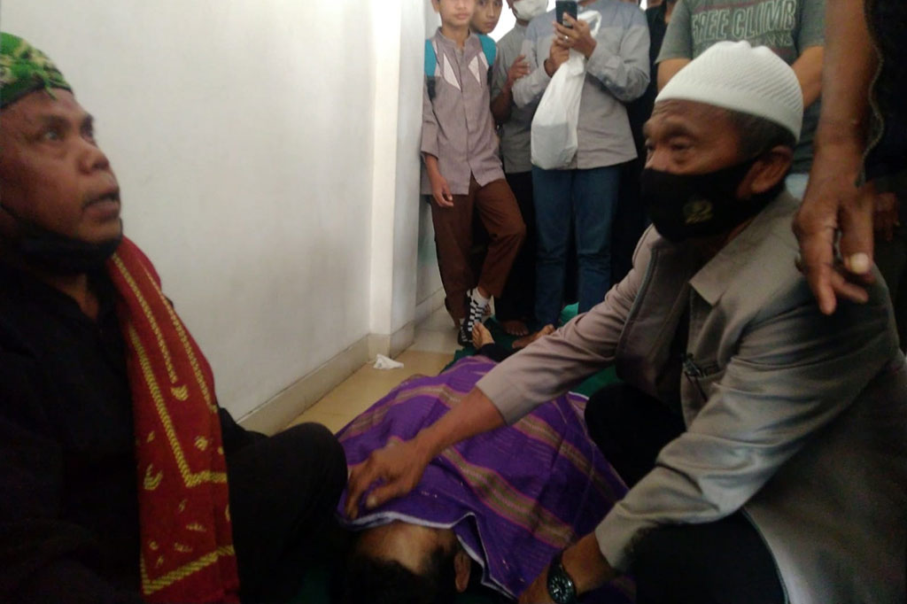 Seorang jemaah meninggal dunia saat melaksanakan salat Jumat di Masjid Agung Kota Tasikmalaya, Jumat, 15 Oktober 2021. Dadang, 51, warga Kampung Kalapa Hejo, Desa Cipaingen, Kecamatan Sodonghilir, Tasikmalaya, meninggal saat imam sedang membaca Surat Al Fatihah.