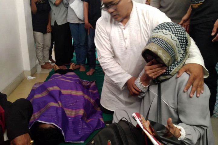 Seorang saksi mata, Dodoy, 62, mengatakan, peristiwa itu terjadi saat rakaat pertama, badan almarhum sudah terlihat bergoyang ke depan dan ke belakang dan di saat takbiratul ihram almarhum kemudian terjatuh ke belakang.