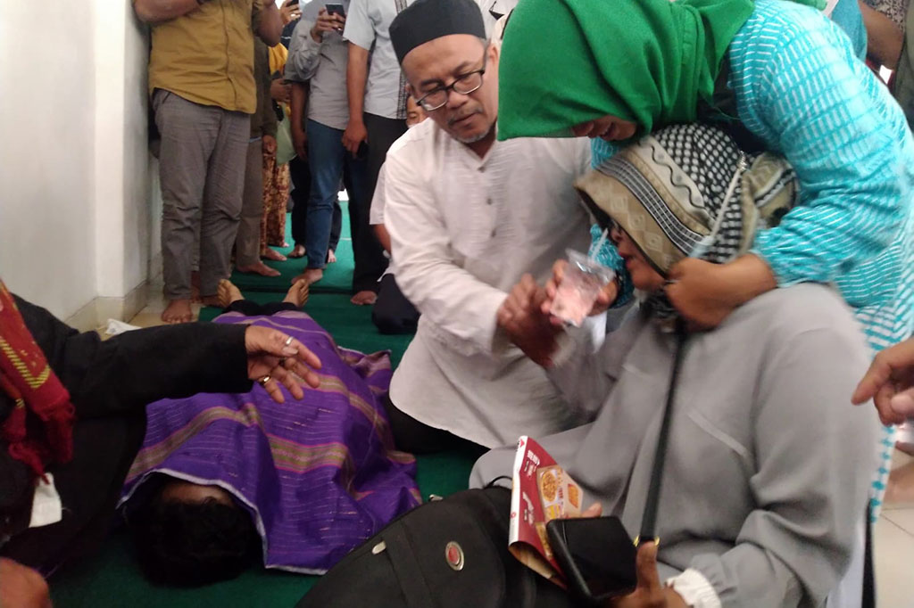 Istri almarhum, Tati, yang menunggu di depan pintu masjid histeris mengetahui suaminya meninggal dunia. Dia kemudian ditenangkan oleh ibu-ibu lainnya. Pihak keluarga mengikhlaskan kepergian almarhum dan saat ini jenazah dibawa ke rumah duka untuk segera dimakamkan.