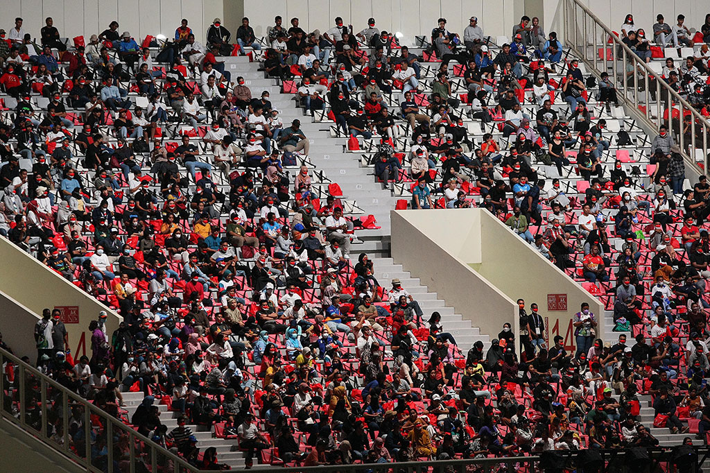 Ribuan warga Jayapura tampak sangat antusias untuk menyaksikan penutupan Pekan Olahraga Nasional (PON) Papua, di Stadion Lukas Enembe, Sentani Timur, Jayapura, Jumat, 15 Oktober 2021.