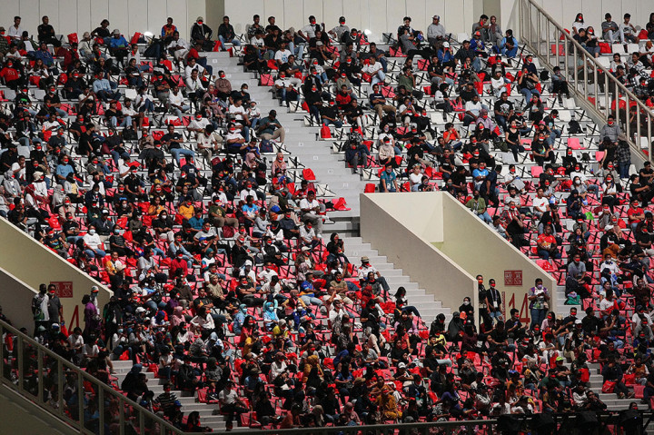 Ribuan warga Jayapura tampak sangat antusias untuk menyaksikan penutupan Pekan Olahraga Nasional (PON) Papua, di Stadion Lukas Enembe, Sentani Timur, Jayapura, Jumat, 15 Oktober 2021.