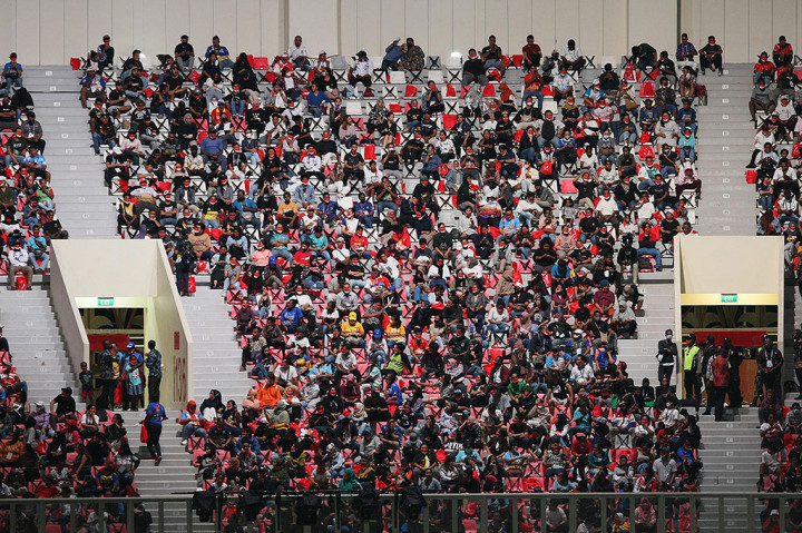 Warga sudah mulai berdatangan kawasan stadion megah tersebut sejak siang hari untuk menyaksikan penutupan yang menurut rencana ditutup oleh Wakil Presiden Ma'ruf Amin sekitar pukul 19.00 WIT. Di bagian dalam stadion terlihat warga duduk berjejer di bangku untuk menunggu pelaksanaan penutupan.
