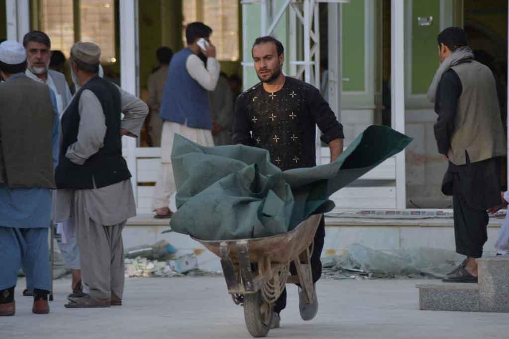 Insiden itu terjadi hanya seminggu setelah serangan bom bunuh diri di sebuah masjid Syiah di Kota Kunduz. Bom yang diklaim oleh ISIS-K itu mengakibatkan puluhan orang meninggal.