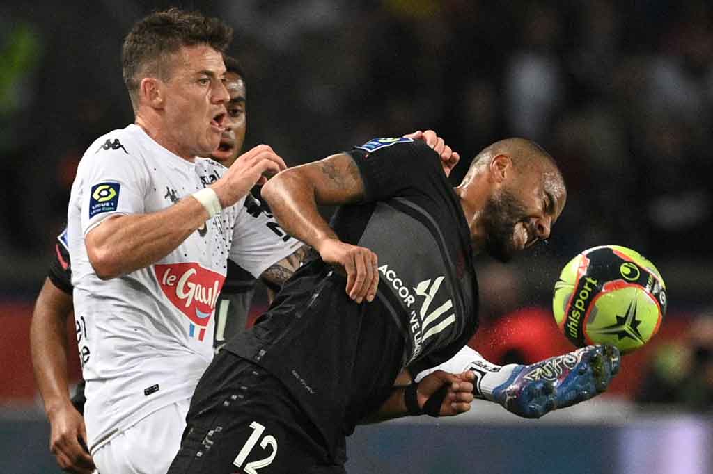 Maurcio Pochettino membuat tujuh perubahan pada susunan pemainnya, dengan menurunkan pemain seperti Colin Dagba dan Rafinha yang jarang mendapatkan jam bertanding.