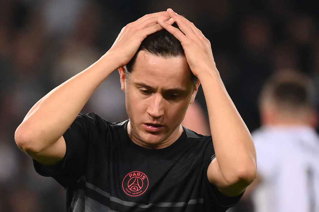PSG sempat menyamakan kedudukan tempat sebelum turun minum lewat Ander Herrera. Namun gol tersebut dianulir wasit karena offside. Skor 0-1 bertahan hingga jeda.