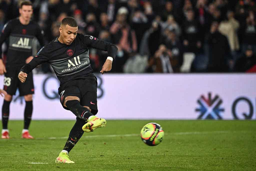 Tuan rumah kemudian berhasil membalikkan kedudukan pada menit ke-87 setelah gelandang Angers, Peirrick Capelle handball di kotak terlarang. Mbappe tidak menyia-nyiakan kesempatan dan sukses membobol gawang Paul Bernardoni lewat titik putih.