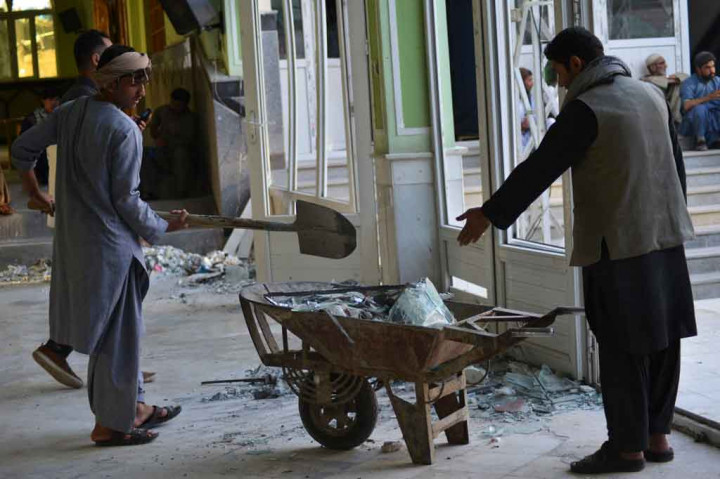 Ledakan bom bunuh diri mengguncang sebuah masjid Syiah di Kota Kandahar, Afghanistan, saat salat Jumat sedang berlangsung, 15 Oktober 2021. Ledakan bom tersebut mengakibatkan sedikitnya 32 orang meninggal dunia dan melukai 74 lainnya.