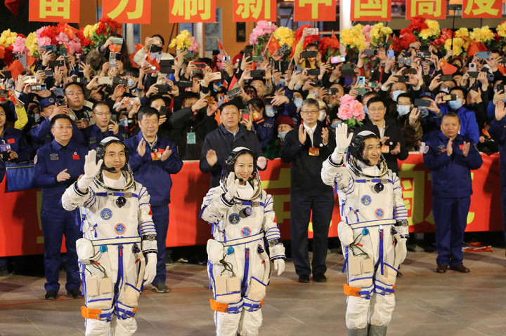 Astronot (dari kiri) Ye Guangfu, Wang Yaping, dan Zhai Zhigang, saat upacara keberangkatan sebelum peluncuran mereka dengan pesawat ruang angkasa Shenzhou-13, di Pusat Peluncuran Satelit Jiuquan, Gurun Gobi, barat laut Tiongkok pada 15 Oktober 2021. 