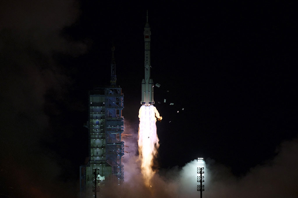 Ketiganya meluncur dengan roket Long March-2F tepat setelah 1620 GMT dari pusat peluncuran Jiuquan di gurun Gobi, Tiongkok barat laut. Tim tersebut diperkirakan akan menghabiskan enam bulan di stasiun luar angkasa Tiangong.