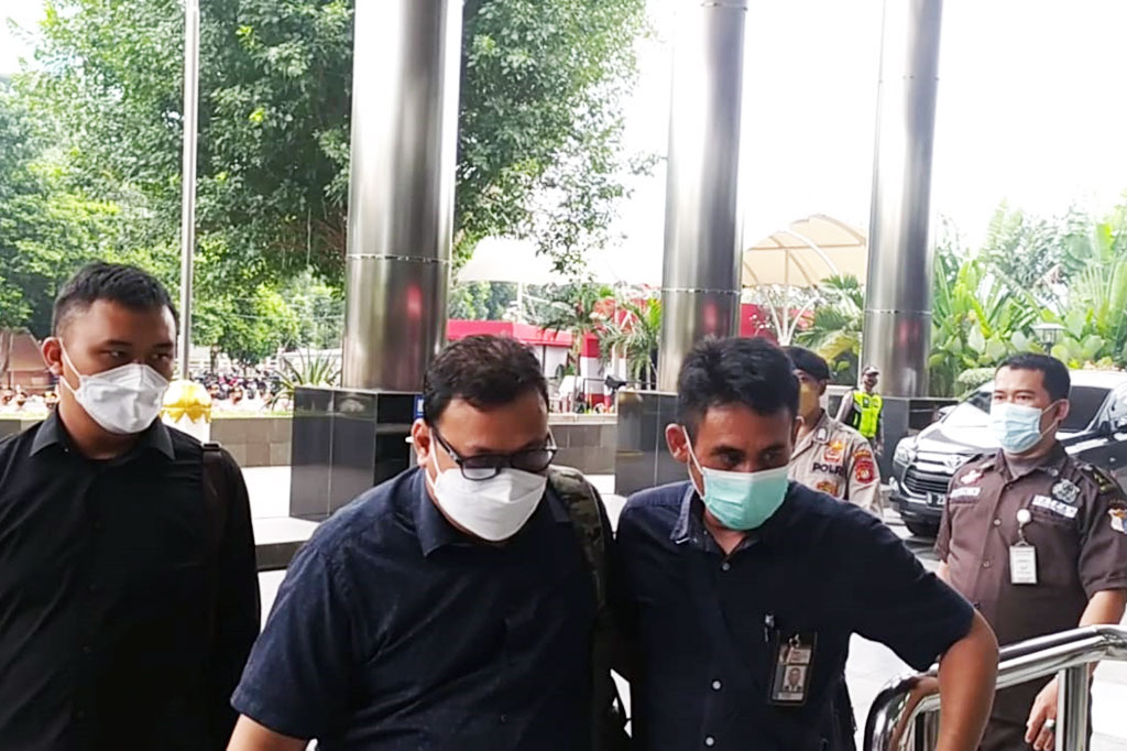 Sebelumnya, Komisi Pemberantasan Korupsi (KPK) melakukan operasi tangkap tangan (OTT) terhadap Bupati Musi Banyuasin (Muba) Dodi Reza Alex Noerdin bersama lima orang lainnya di Kabupaten Muba, Sumatera Selatan, Jumat, 15 Oktober 2021.