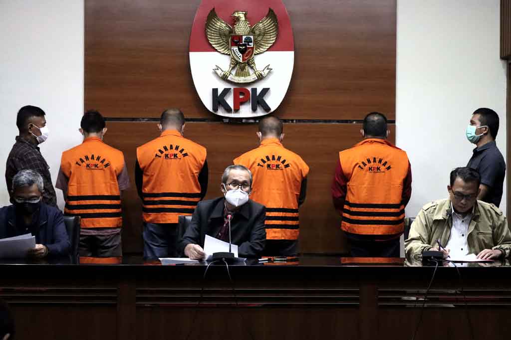Wakil Ketua KPK Alexander Marwata (tengah) memberikan keterangan pers terkait penahanan tersangka dugaan kasus korupsi di Kabupaten Musi Banyuasin, di Gedung KPK, Jakarta, Sabtu, 16 Oktober 2021.
