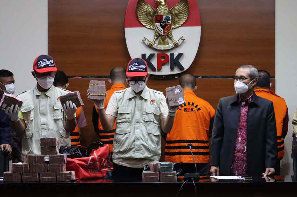 Komisi Pemberantasan Korupsi (KPK) menetapkan Bupati Musi Banyuasin Dodi Reza Alex Noerdin (DRA) bersama tiga orang lainnya sebagai tersangka kasus dugaan suap terkait pengadaan barang dan jasa di Kabupaten Musi Banyuasin Tahun Anggaran 2021.