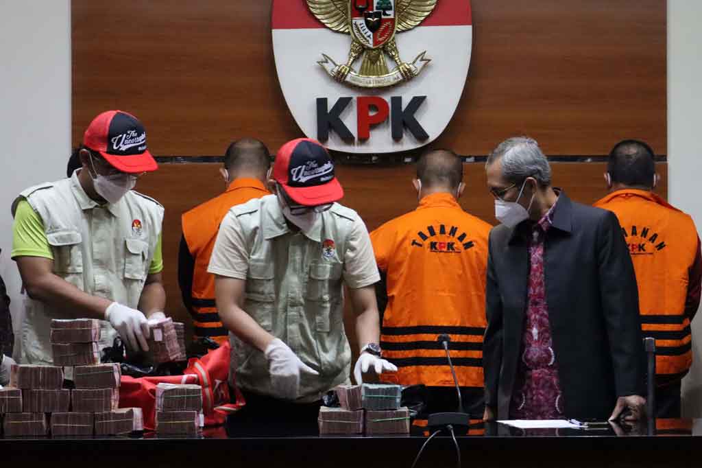 KPK sebelumnya melakukan OTT di Banyuasin. Selain mengamankan enam orang, KPK juga mengamankan yang tunai lebih dari Rp1,7 miliar. Menurut Alex, uang tersebut diberikan oleh Direktur PT Selaras Simpati Nusantara Suhandy kepada Dodi Reza Alex melalui Herman dan Eddi Umari. 