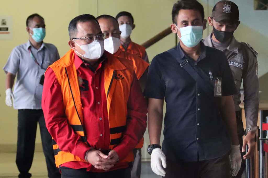 Atas perbuatannya tersebut, Suhandy selaku pemberi disangkakan melanggar Pasal 5 ayat (1) huruf a atau Pasal 5 ayat (1) huruf b atau Pasal 13 Undang-Undang Nomor 31 Tahun 1999 tentang Pemberantasan Tindak Pidana Korupsi sebagaimana telah diubah dengan Undang-Undang Nomor 20 Tahun 2001.