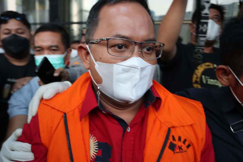 Sedangkan sebagai penerima, Dodi dan kawan-kawan disangkakan melanggar Pasal 12 huruf (a) atau Pasal 12 huruf (b) atau Pasal 11 Undang-Undang Nomor 31 Tahun 1999 tentang Pemberantasan Tindak Pidana Korupsi sebagaimana telah diubah dengan Undang-Undang Nomor 20 Tahun 2001 Jo. Pasal Pasal 55 ayat 1 ke-1 KUHP.