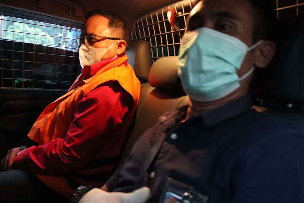 Untuk keperluan penyidikan, keempat tersangka kemudian ditahan di sejumlah Rutan KPK untuk 20 hari pertama mulai 16 Oktober sampai 4 November 2021.