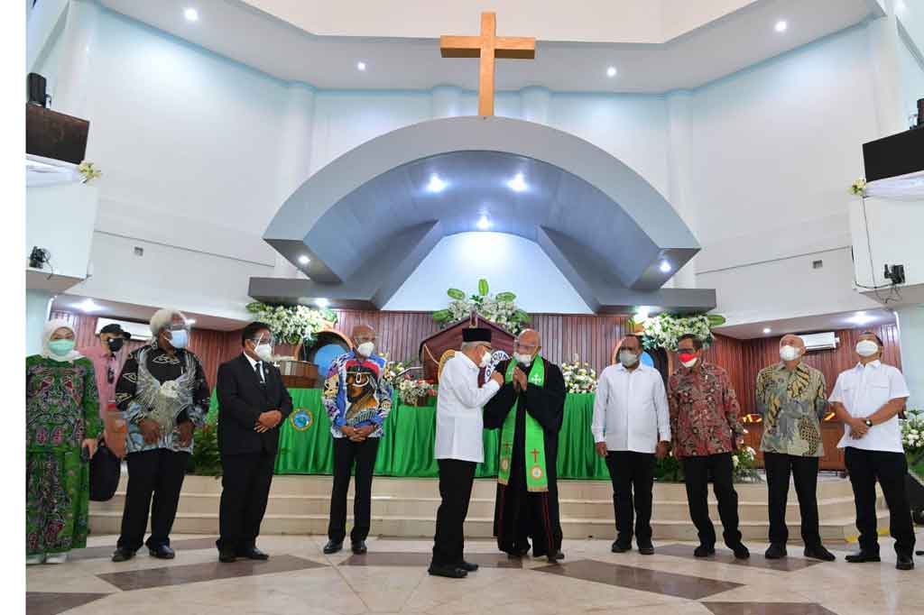 Wakil Presiden Ma'ruf Amin didampingi Ketua Jemaat GKI Pniel Kotaraja Jayapura, Pendeta Didimus EA Watopa mengunjungi Gereja Kristen Indonesia (GKI) Jemaat Pniel, Jayapura, Papua, Sabtu, 16 Oktober 2021.