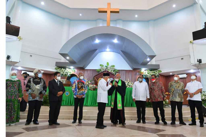 Wakil Presiden Ma'ruf Amin didampingi Ketua Jemaat GKI Pniel Kotaraja Jayapura, Pendeta Didimus EA Watopa mengunjungi Gereja Kristen Indonesia (GKI) Jemaat Pniel, Jayapura, Papua, Sabtu, 16 Oktober 2021.