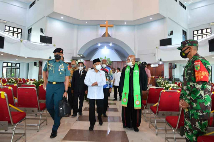 Dalam kunjungannya, Wapres meninjau penerapan protokol kesehatan di rumah ibadah tersebut dan memastikan pengurus gereja dan jemaah gereja mematuhi protokol kesehatan tersebut.
