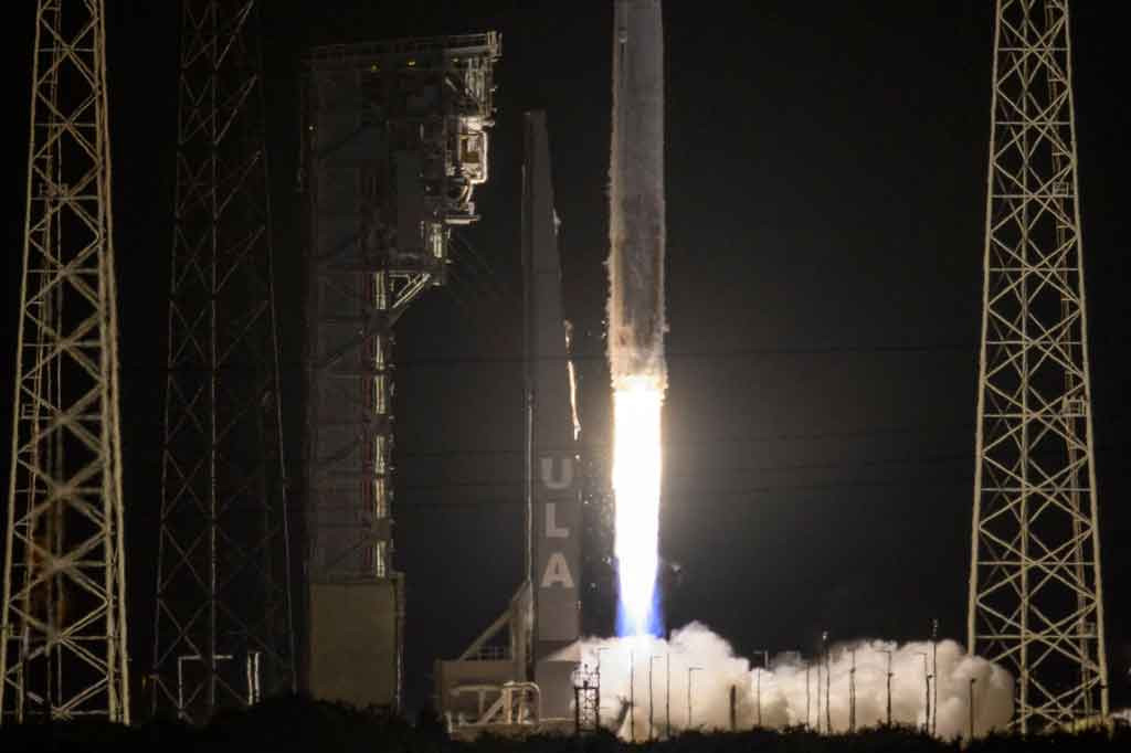 Asteroid Trojan adalah dua klaster besar batu ruang angkasa yang dipercaya para ilmuwan merupakan sisa-sisa material purba yang membentuk planet-planet terluar dari tata surya.