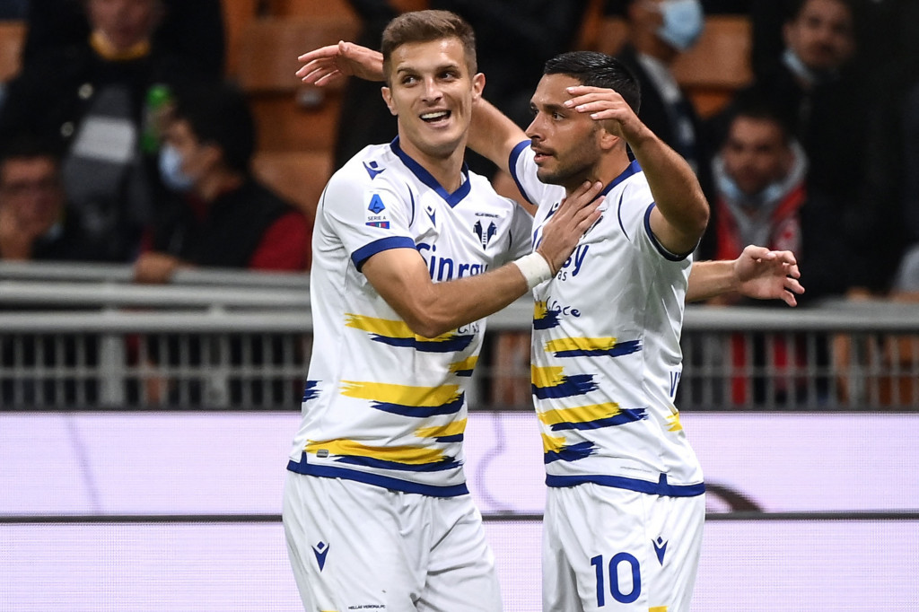 AC Milan sempat tertinggal 0-2 pada babak pertama akibat kebobolan gol Gianluca Caprari (7') dan Antonin Barak (24'). 