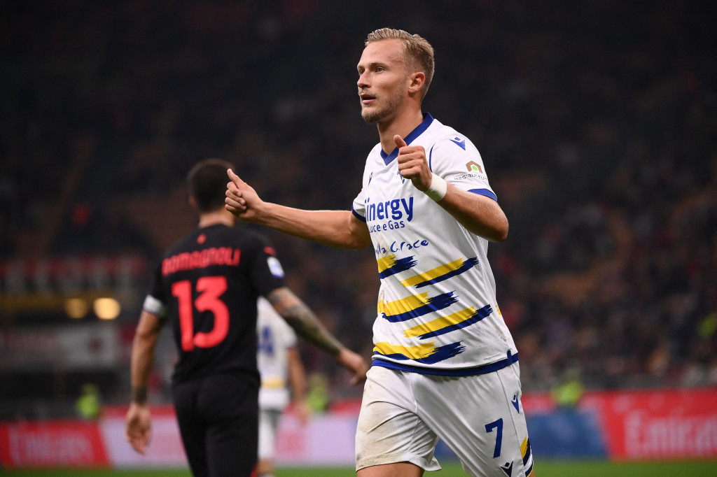 Antonin Barak melakukan selebrasi usai mencetak gol ke gawang AC Milan pada pekan kedelapan Liga Italia 2021/2022 di San Siro.