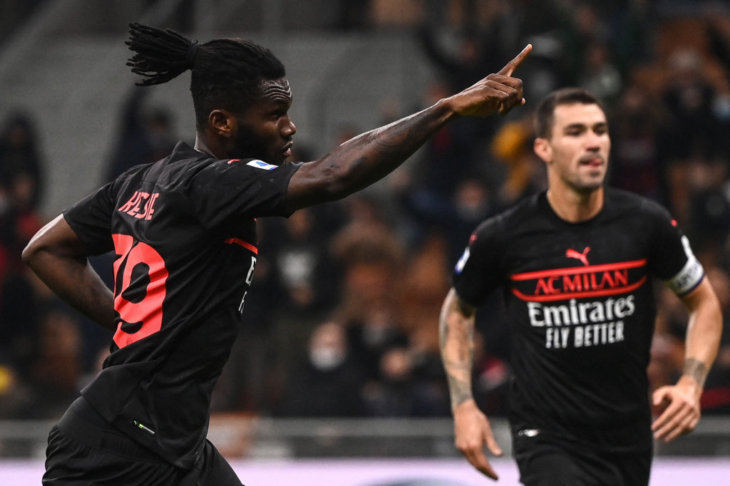 Franck Kessie melakukan selebrasi usai mencetak gol ke gawang Verona pada pekan kedelapan Liga Italia 2021/2022 di San Siro.