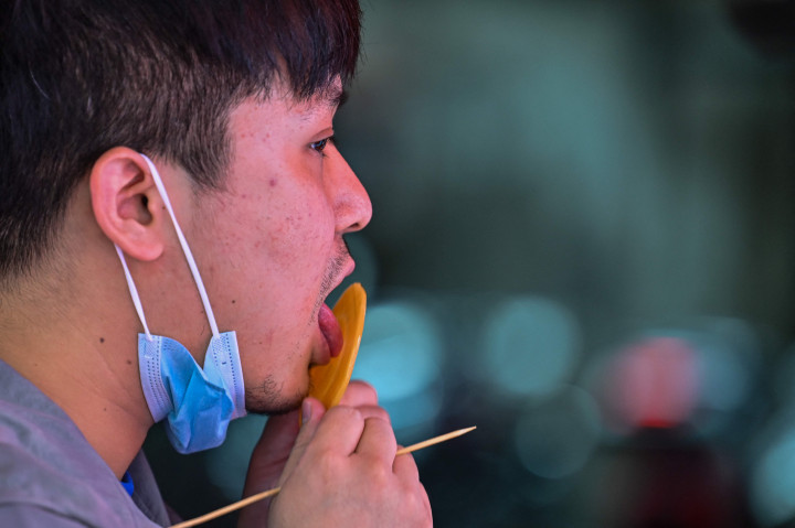 Seorang pelanggan mencoba dalgona, permen gula renyah yang ditampilkan dalam serial Netflix, Squid Game, di Shanghai, pada 12 Oktober 2021.