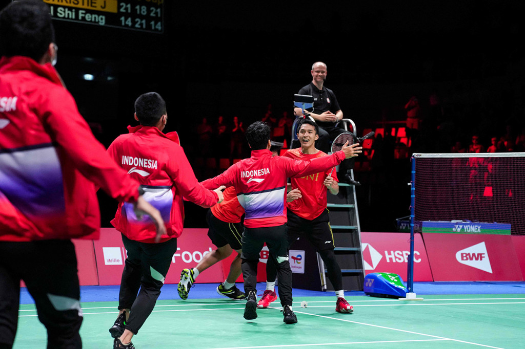 Jonatan Christie menjadi penentu di laga ketiga dengan mengalahkan Li Shi Feng 21-14, 18-21, dan 21-14 di Ceres Arena, Aarhus, Denmark, Minggu, 17 Oktober 2021, malam WIB.