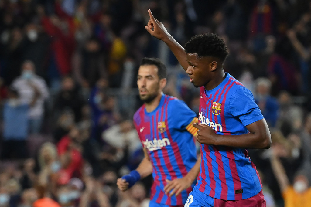 Barcelona kemudian bangkit untuk berbalik unggul sebelum babak pertama tuntas.