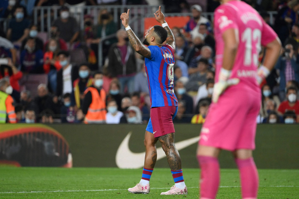 Memphis Depay melakukan selebrasi usai mencetak gol ke gawang Valencia.