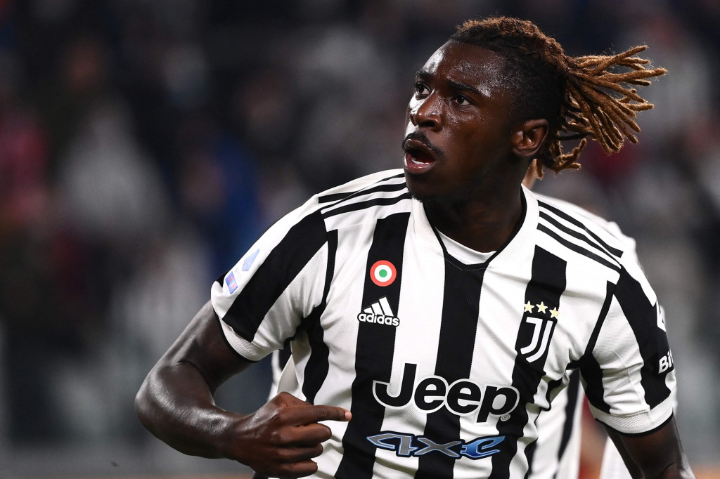 Moise Kean melakukan selebrasi usai mencetak gol ke gawang AS Roma pada pertandingan lanjutan Liga Italia 2021/22. Bermain di Allianz Stadium, Turin, Italia.
