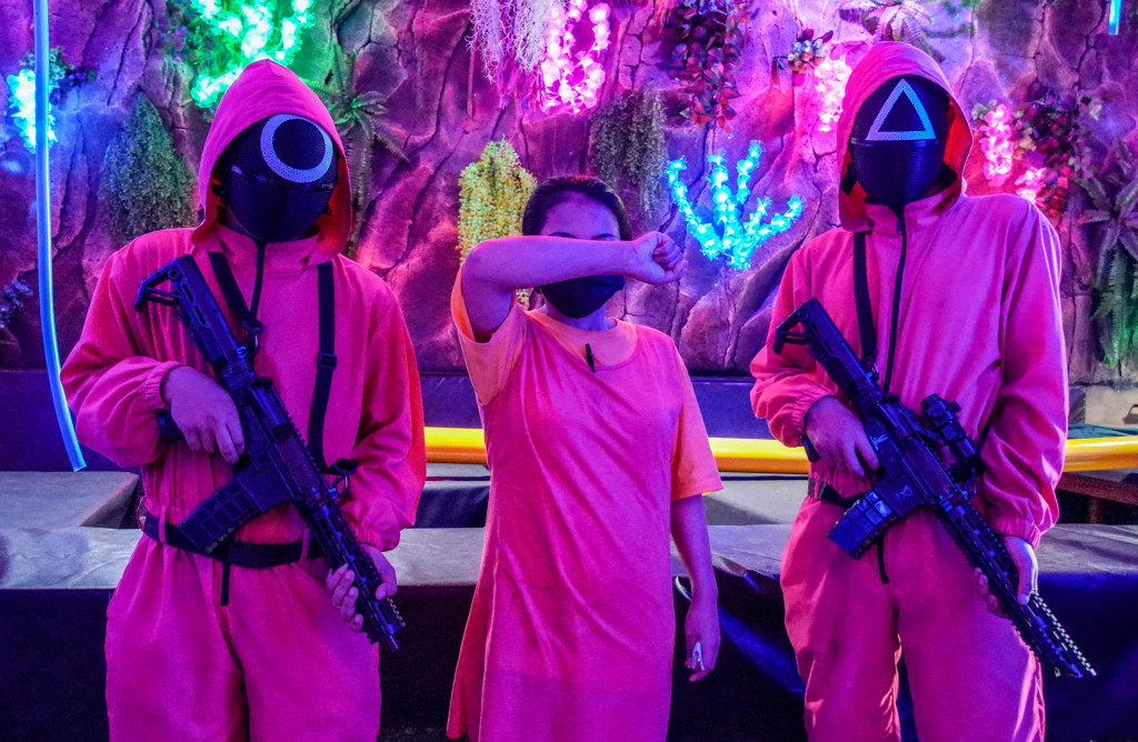 Pramusaji yang mengenakan kostum ala film Squid Game menunggu pengunjung di Strawberry Cafe di kawasan Duri Kepa, Jakarta Barat, Minggu, 17 Oktober 2021.