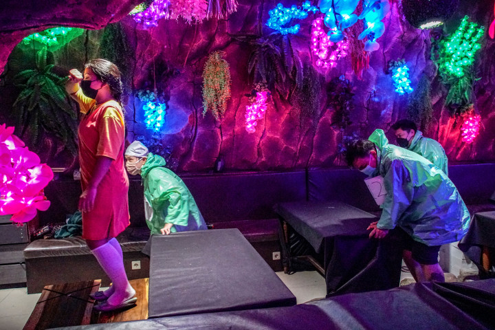 Pengunjung bermain 'Red Light, Green Light' ala film Squid Game di Strawberry Cafe di kawasan Duri Kepa, Jakarta Barat, Minggu, 17 Oktober 2021.