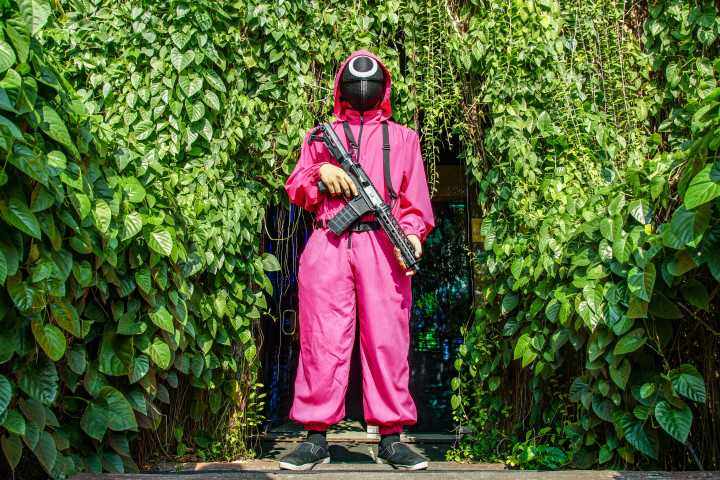 Dalam seminggu, kafe yang mengusung konsep permainan ala film Korea Selatan tersebut kebanjiran pengunjung hingga 3 kali lipat, pengunjung rela antre demi ingin merasakan sensasi makan sambil bermain Squid Game.