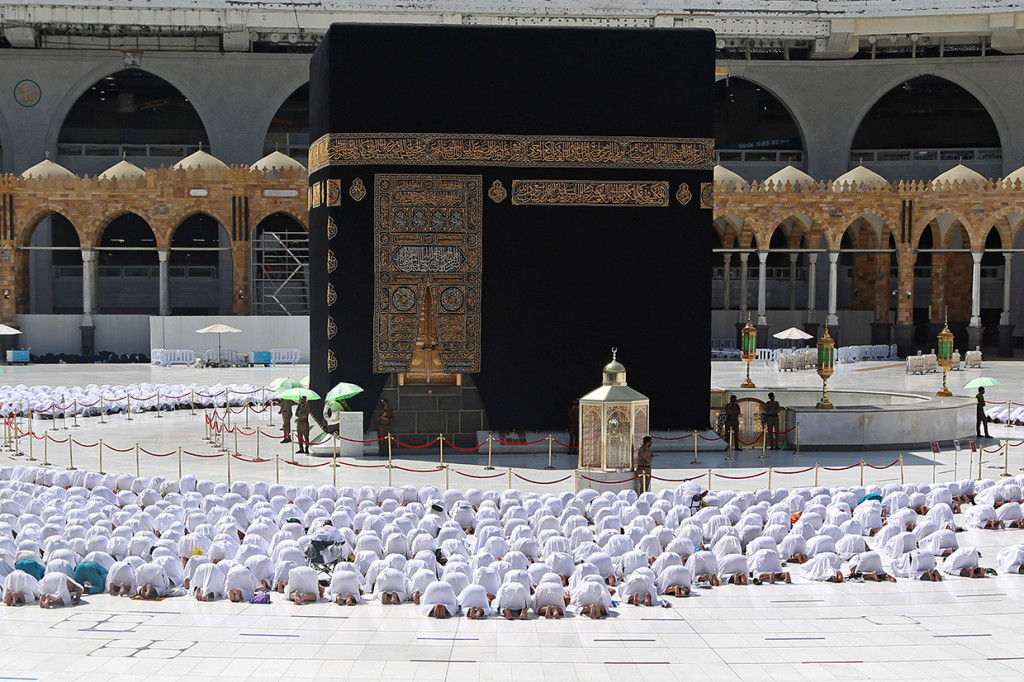 Arab Saudi melonggarkan pembatasan Covid-19 mulai Minggu, 17 Oktober 2021. Langkah ini diambil setelah negara itu mengalami penurunan tajam kasus infeksi harian Covid-19.