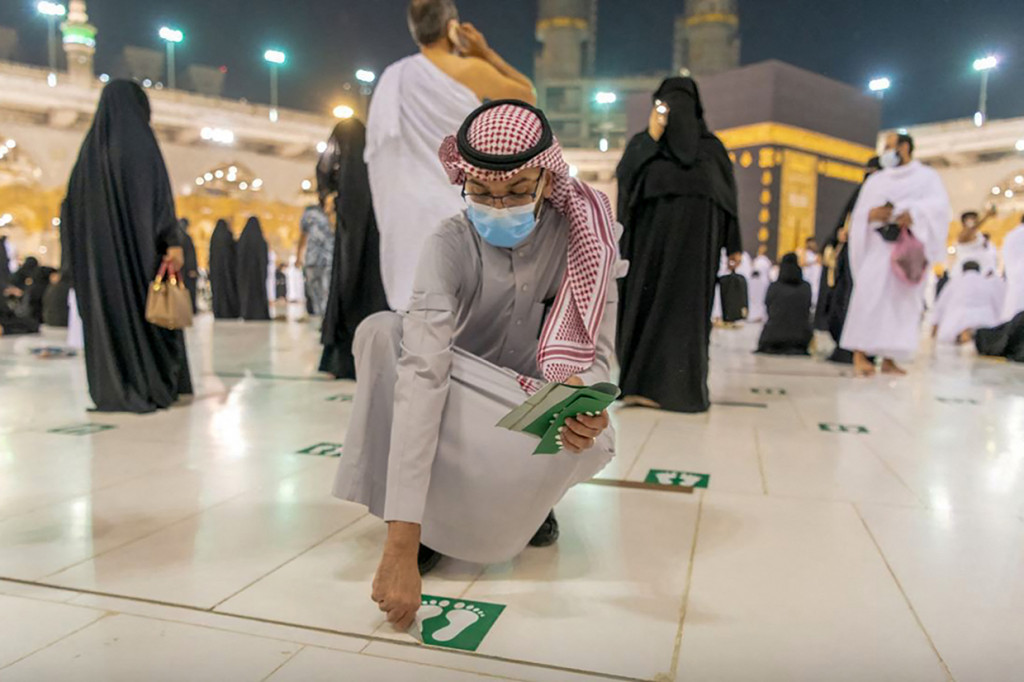 Mulai Minggu, 17 Oktober 2021, kemarin, Kepresidenan Umum Urusan Masjidil Haram dan Masjid Nabawi sudah mulai melepas stiker physical distancing di dalam Masjidil Haram.