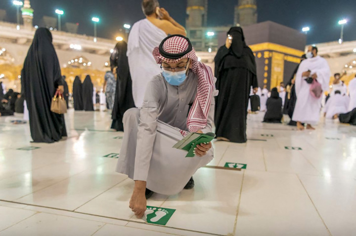 Mulai Minggu, 17 Oktober 2021, kemarin, Kepresidenan Umum Urusan Masjidil Haram dan Masjid Nabawi sudah mulai melepas stiker physical distancing di dalam Masjidil Haram.