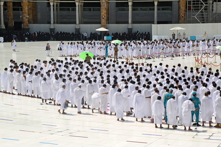 Meski Masjidil Haram telah diizinkan berkapasitas penuh, pengunjung dan pekerja tetap diwajibkan untuk menggunakan masker setiap saat di seluruh koridor masjid. 