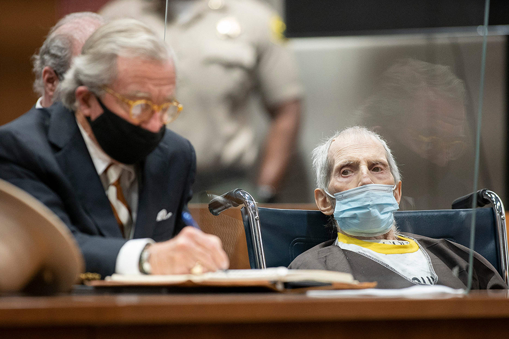 Robert Durst (kanan), duduk dengan pengacara pembela Dick DeGuerin, saat dijatuhi hukuman penjara seumur hidup pada 14 Oktober 2021 di Los Angeles, California.