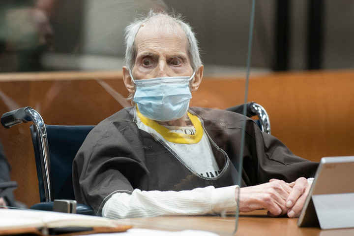 Miliuner Amerika Serikat, Robert Durst, yang kisah hidupnya dijadikan film seri dokumenter kejahatan berjudul The Jinx di HBO, menjalani perawatan di rumah sakit akibat terpapar Covid-19 setelah divonis hukuman penjara seumur hidup atas pembunuhan.