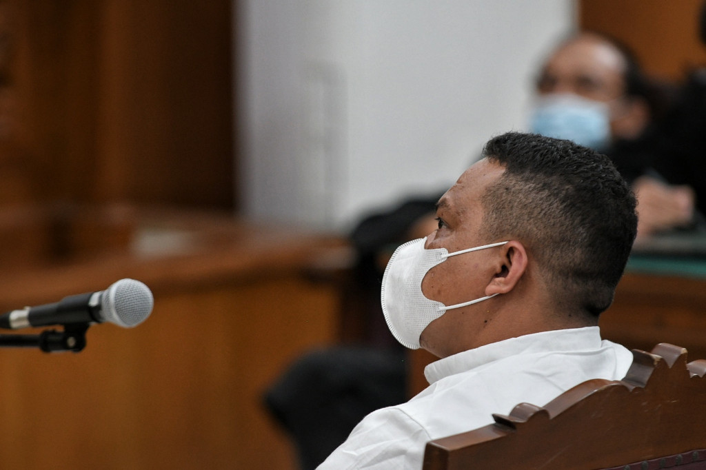 Terdakwa kasus unlawfull killling atau pembunuhan Laskar Front Pembela Islam (FPI) yaitu Ipda M Yusmin Ohorella saat menjalani sidang di Pengadilan Negeri Jakarta Selatan, Senin, 18 Oktober 2021.