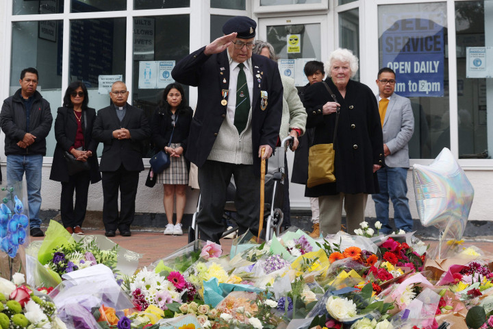 Seorang veteran memberi hormat pada karangan bunga yang dikumpulkan di lokasi penusukan anggota parlemen Inggris David Amess, di Gereja Metodis Belfairs di Leigh-on-Sea, di Inggris tenggara pada 17 Oktober 2021. 