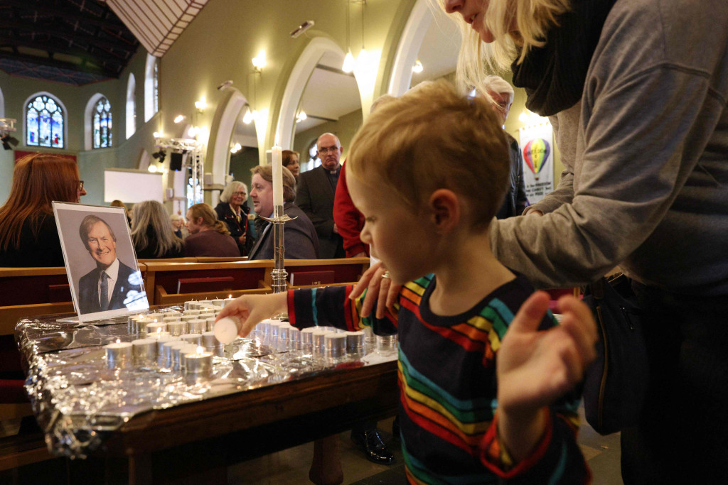 Amess yang pertama terpilih menjadi anggota parlemen tahun 1983 ini dikenal sebagai sosok yang 'sangat baik dan murah hati dengan waktu dan nasihatnya'.