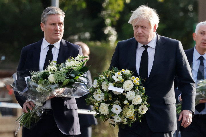 Perdana Menteri Boris Johnson telah mengunjungi lokasi kejahatan untuk menyampaikan penghormatan terakhirnya. Ia meletakkan karangan bunga di luar gereja dengan didampingi pemimpin oposisi, Keir Starmer dari partai buruh.