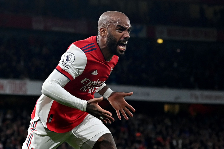 Alexandre Lacazette berhasil menghindarkan Arsenal dari kekalahan berkat golnya di menit injury time. Laga tuntas 2-2.