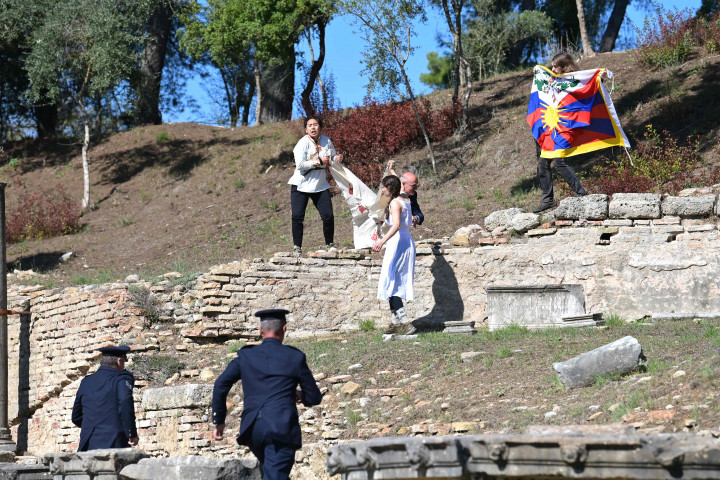 Bendera Tibet dibawa aktivis karena status Tibet yang masih kontroversial. Tiongkok mengklaim Tibet sebagai salah satu provinsinya. Pemimpin spiritual Tibet, Dalai Lama hidup dalam pengungsian karena melawan klaim tersebut.