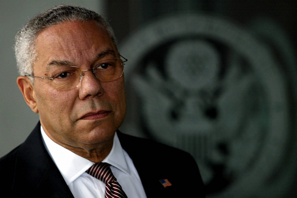 Mantan Menteri Luar Negeri (Menlu) Amerika Serikat (AS) Colin Powell meninggal dunia karena komplikasi akibat positif Covid-19. Powell meninggal pada usia ke-84 tahun.