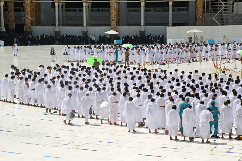 Arab Saudi melonggarkan pembatasan Covid-19 mulai Minggu, 17 Oktober 2021. Langkah ini diambil setelah negara itu mengalami penurunan tajam kasus infeksi harian Covid-19. Salah satu aturan yang dilonggarkan adalah dibolehkannya Masjidil Haram dan Masjid Nabawi berkapasitas penuh atau maksimal bagi jemaah yang telah divaksin.
